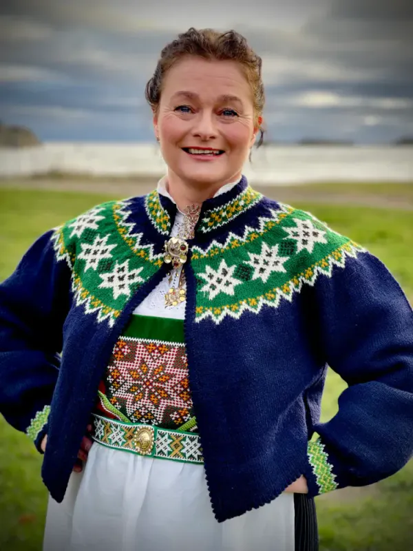 Kari-jakke tilpasset Nordhordaland- og Hardangerbunad(marine) | Strikkepakke