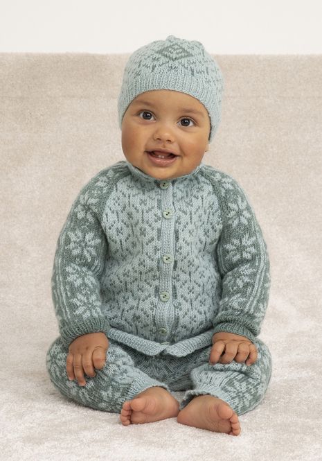 Hovedbilde Ellinor-jakke, bukse og lue i Viking Baby ull | Strikkepakke