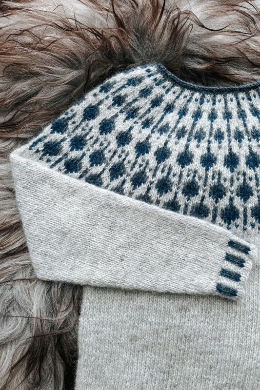 Blåbærgenser av Sisu Knitwear | Strikkepakke