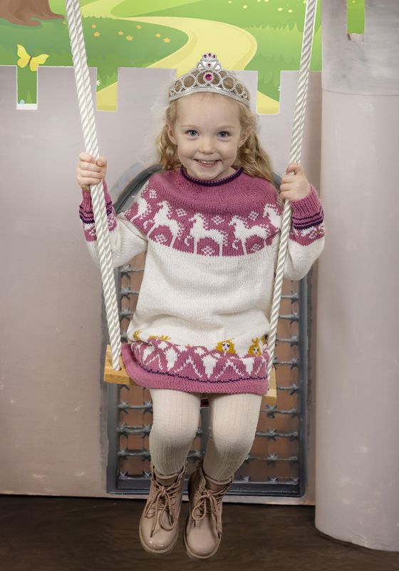 Cassandra-tunika med hester og prinsesser(petrol) | Strikkepakke