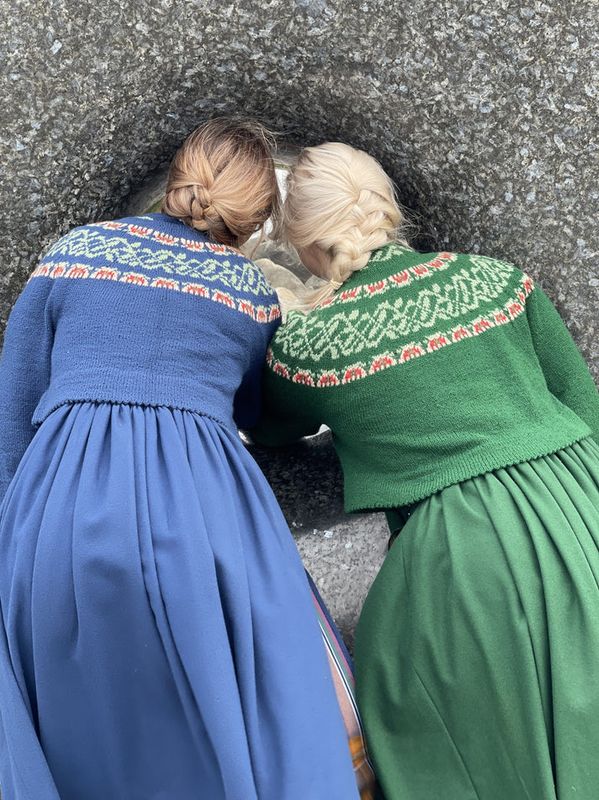 Lisa-jakke tilpasset Nordlandsbunaden (blå) | Strikkepakke