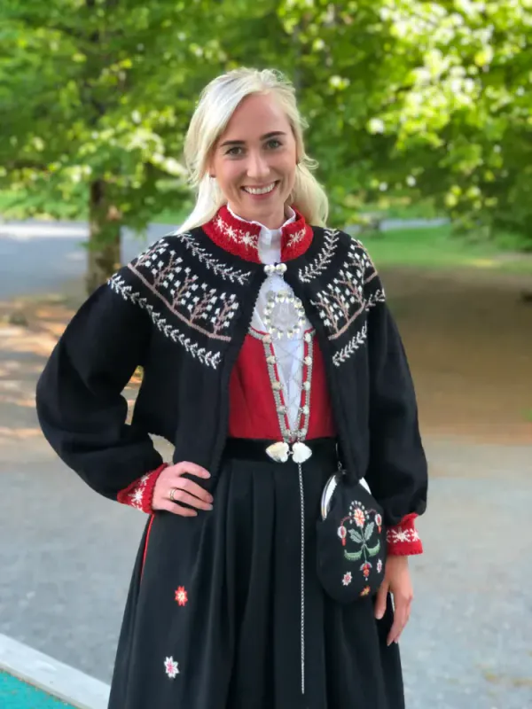 Linda-jakke tilpasset Rogalandsbunaden, Løland | Strikkepakke