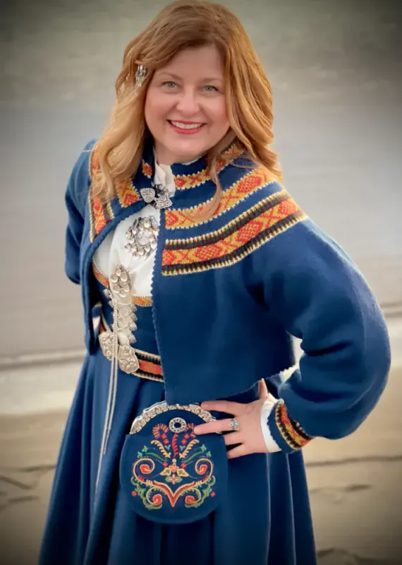 Hilde-jakken tilpasset Vestfoldbunaden 1932-modell (blå) | Strikkepakke