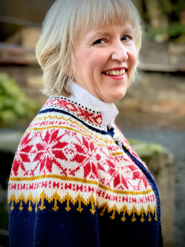 Trine Lise-jakke tilpasset Sunnfjordbunaden(blå) | Strikkepakke