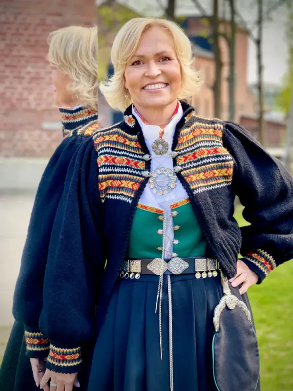 Heidi-jakke tilpasset Vestfoldbunadene 1956/1932 (sort) | Strikkepakke