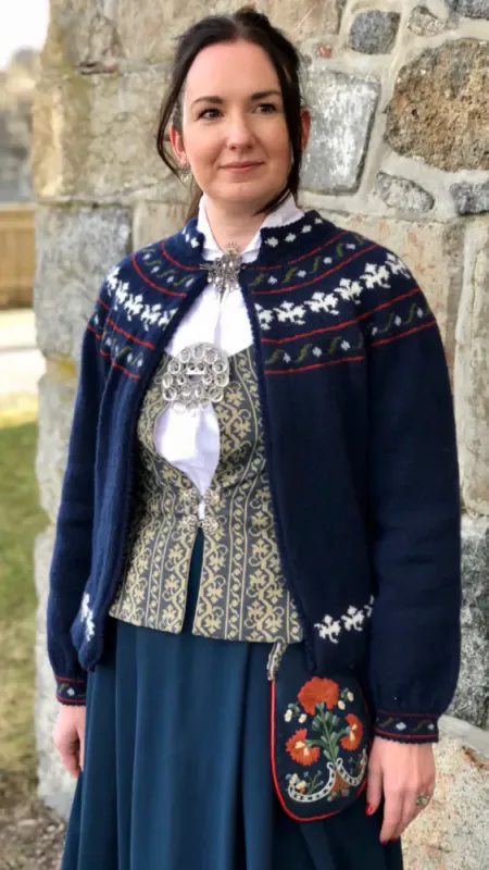 Maj Britt-jakke tilpasset Nord-Trønderbunaden | Strikkepakke