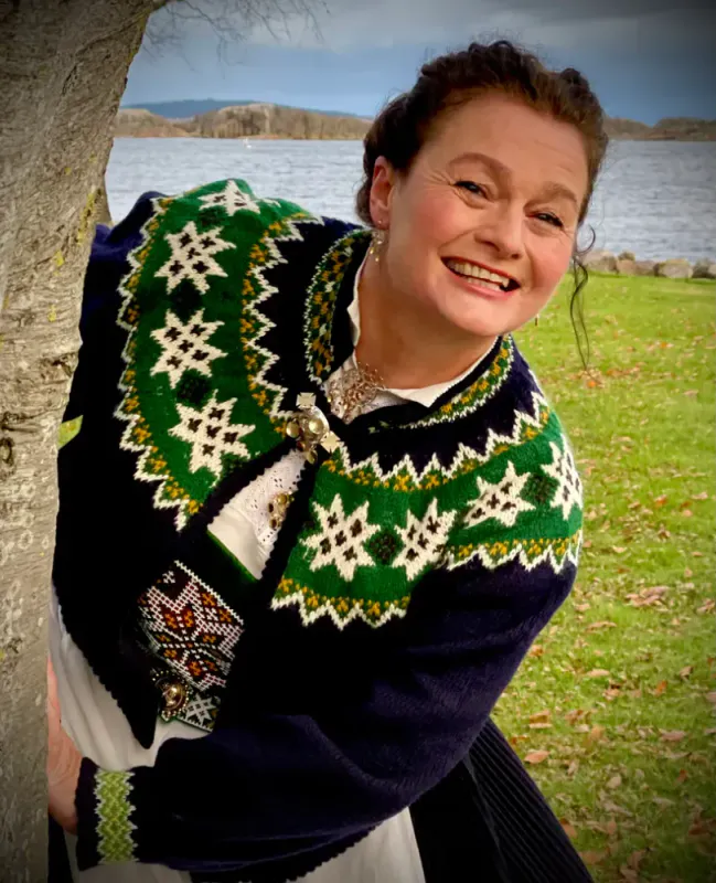 Kari-jakke tilpasset Nordhordaland- og Hardangerbunad(sort) | Strikkepakke