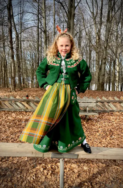 Ada barnejakke til Nordlandsbunad (grønn) | Strikkepakke