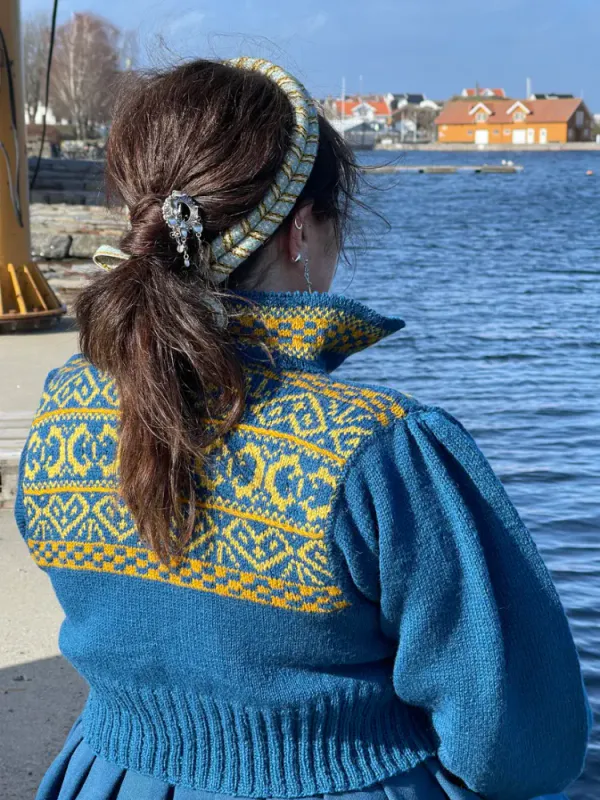 Tone-jakke tilpasset Romeriksbunaden | Strikkepakke