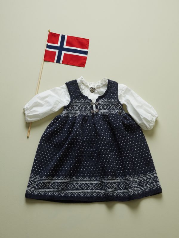Setesdalkjole i Rauma Babygarn | Strikkepakke