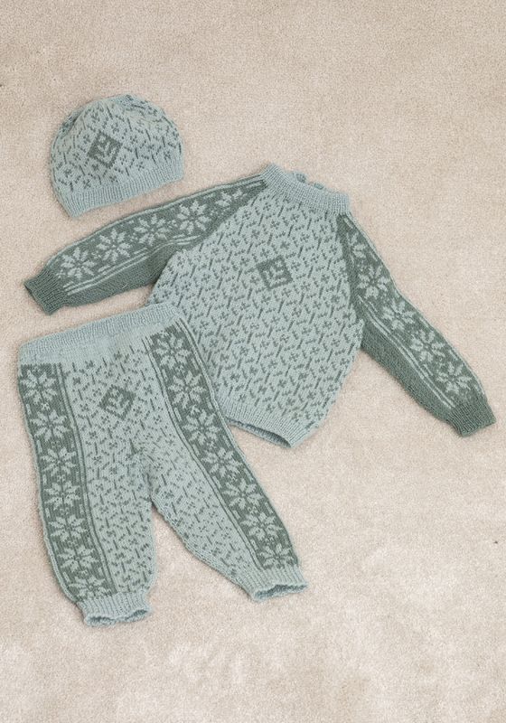 Ellinor-jakke, bukse og lue i Viking Baby ull | Strikkepakke