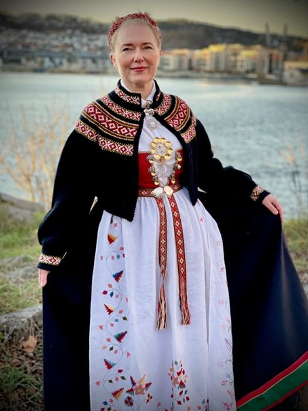 Anita-jakke til Åmlibunad Aust-Agder | Strikkepakke