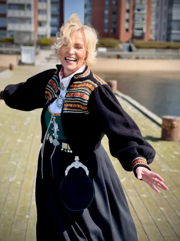 Heidi-jakke tilpasset Vestfoldbunadene 1956/1932 (sort) | Strikkepakke