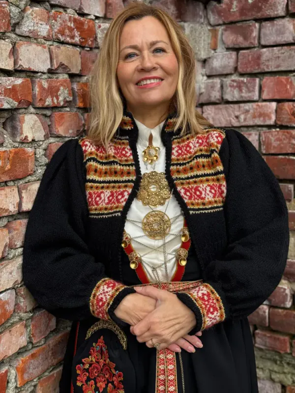 Oddny-jakke tilpasset Vest-Telemarkbunaden | Strikkepakke