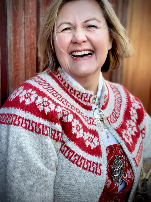 Kirsti jakke tilpasset Trønderbunaden | Strikkepakke