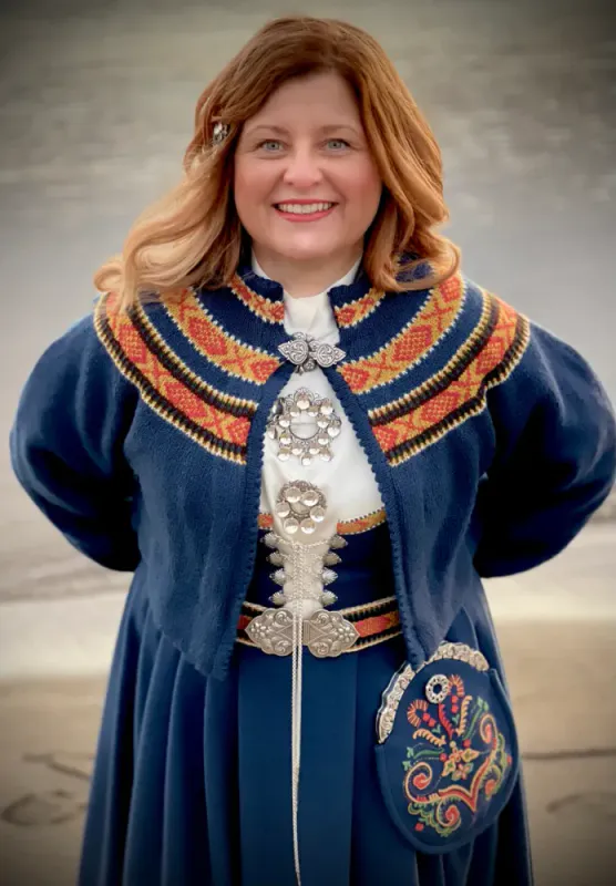 Hilde-jakken tilpasset Vestfoldbunaden 1932-modell (blå) | Strikkepakke