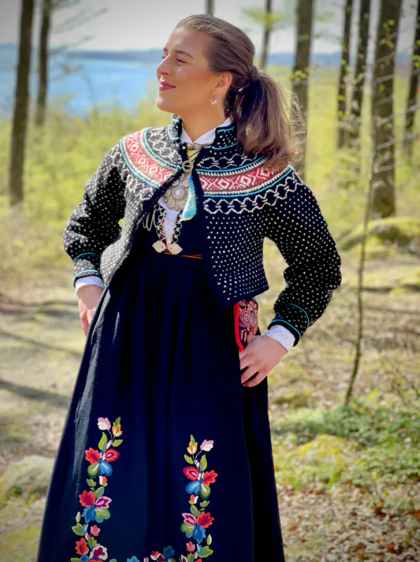 Cecilie-jakke tilpasset Vest-Agderbunad | Strikkepakke