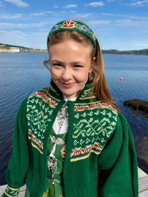 Linnea-jakke tilpasset Nordlandsbunad(grønn) | Strikkepakke