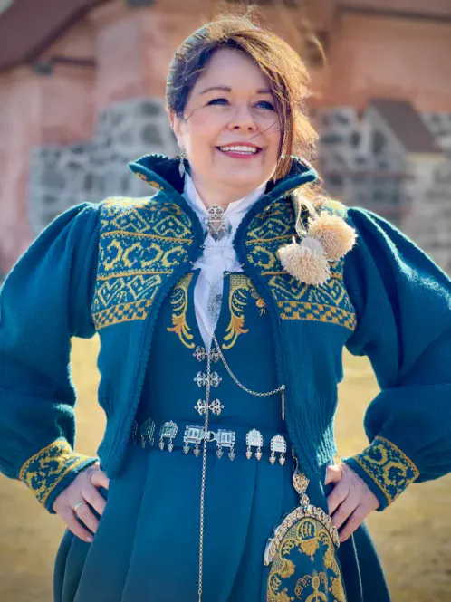 Hovedbilde Tone-jakke tilpasset Romeriksbunaden | Strikkepakke