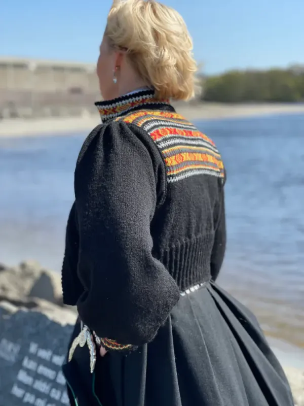 Heidi-jakke tilpasset Vestfoldbunadene 1956/1932 (sort) | Strikkepakke