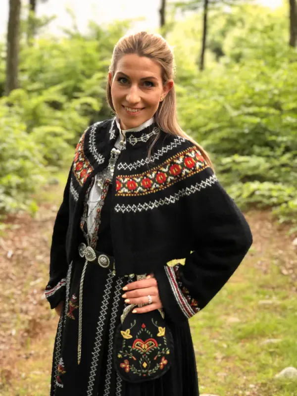 Helene-jakke tilpasset Nordfjorbunad, nord i Sogn & Fjordane | Strikkepakke