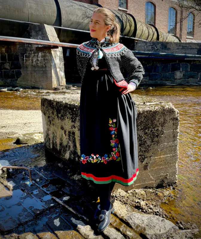 Cecilie-jakke tilpasset Vest-Agderbunad | Strikkepakke