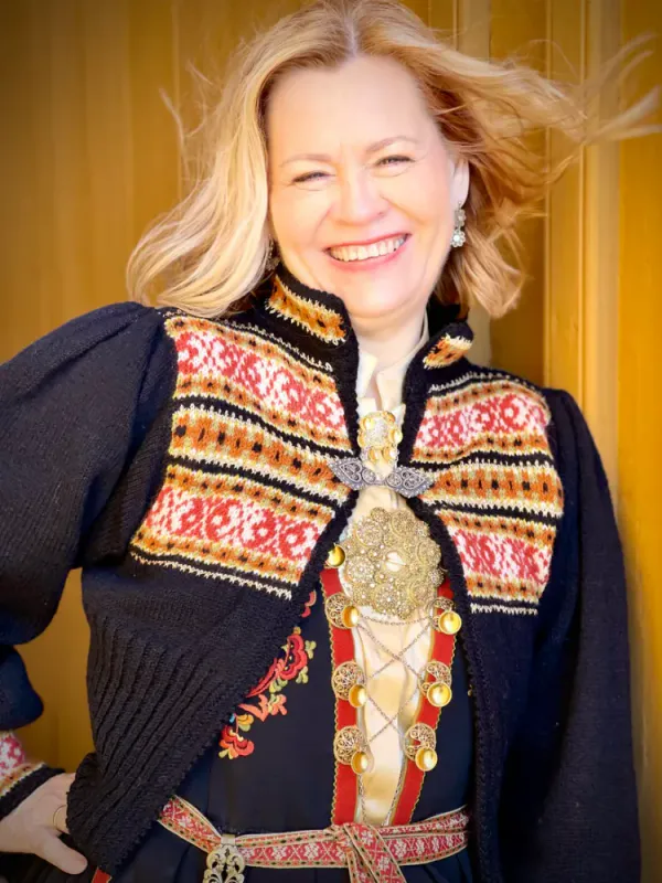 Oddny-jakke tilpasset Vest-Telemarkbunaden | Strikkepakke