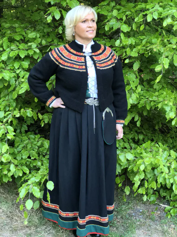 Grethe tilpasset Vestfoldbunad 1956 | Strikkepakke