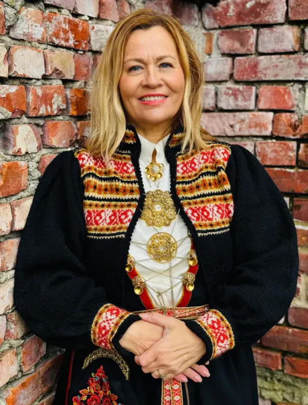 Oddny-jakke tilpasset Vest-Telemarkbunaden | Strikkepakke