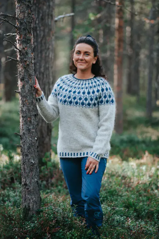 Blåbærgenser av Sisu Knitwear | Strikkepakke