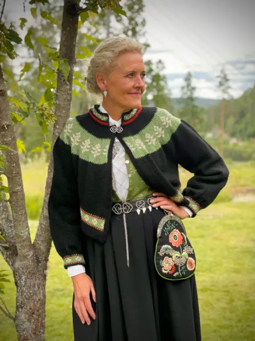 Hovedbilde Elisabeth-jakke tilpasset Østfoldbunaden | Strikkepakke