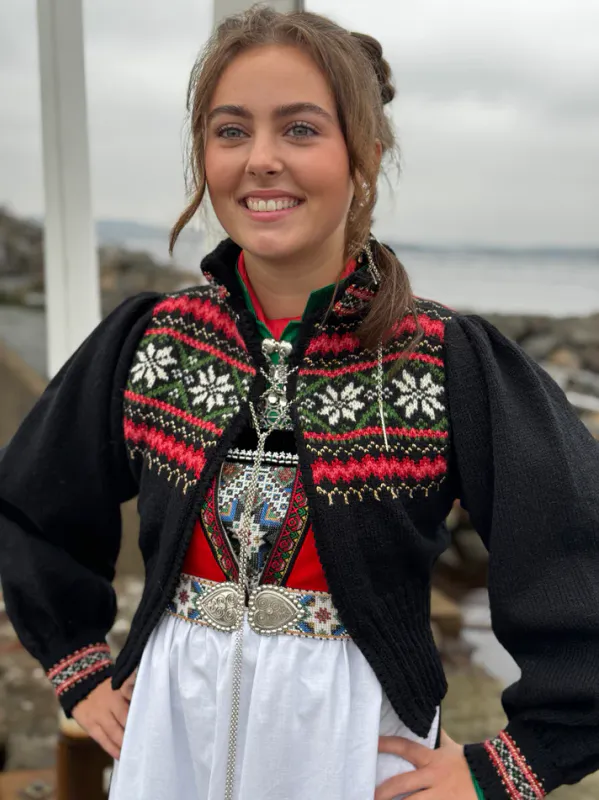 Karoline til bunad med stjernebroderier | Strikkepakke