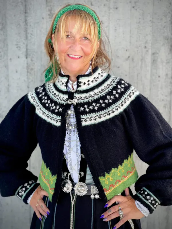 Ann-jakke tilpasset Sognebunaden | Strikkepakke