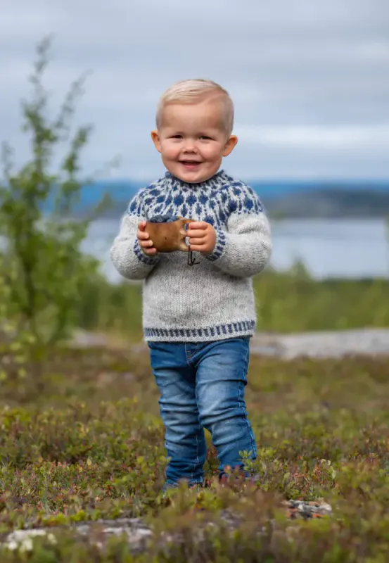 Blåbærgenser Mini av Sisu Knitwear | Strikkepakke