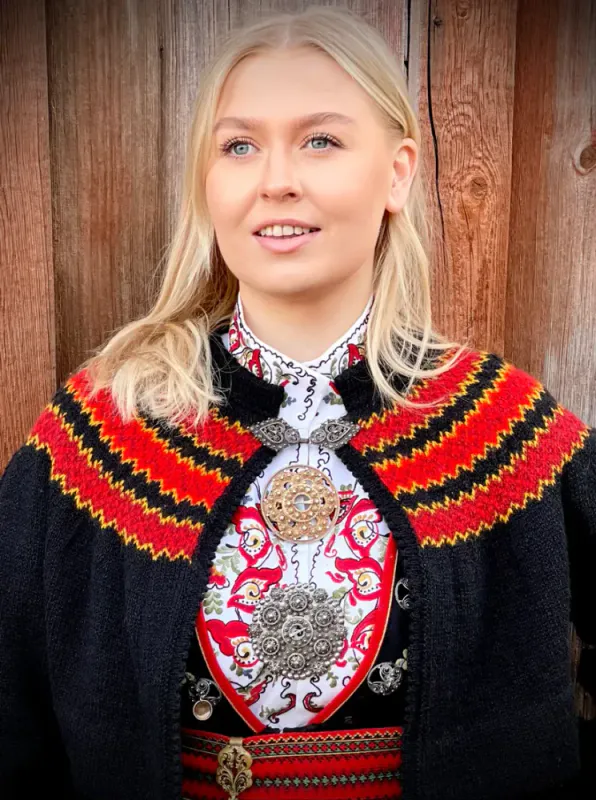 Stina-jakke tilpasset Øst-Telemarkbunaden | Strikkepakke