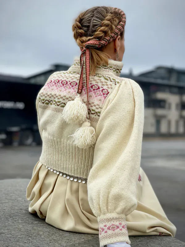 Ingrid-jakke tilpasset bunad med broderier | Strikkepakke