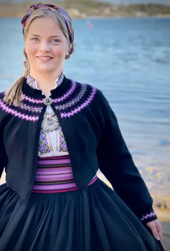 Hinda tilp. beltestakk fra Telemark (lillafarger) | Strikkepakke